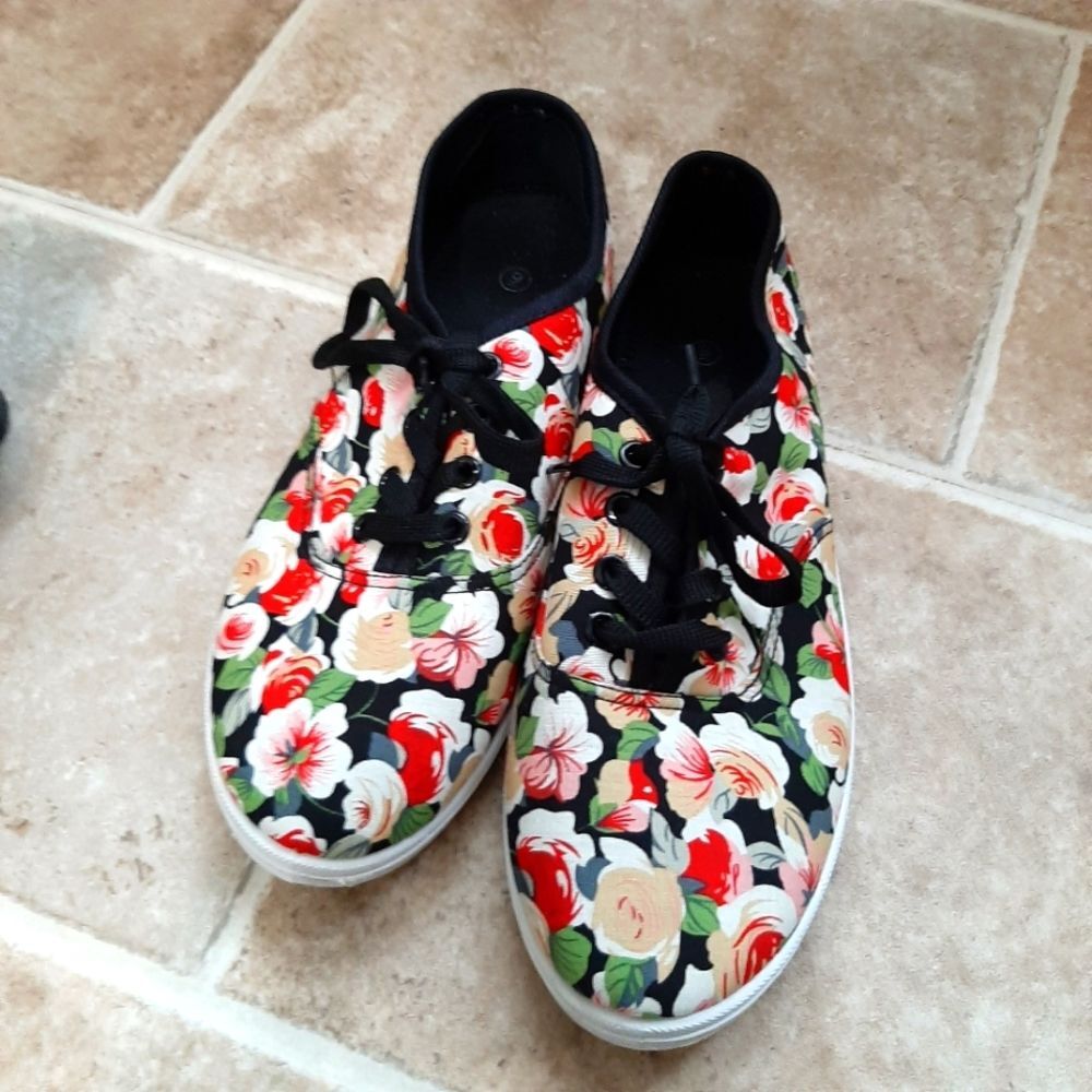 Floral Lace up Boho Grandma Core Sneakers Flat Shoe size 9